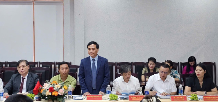 Phó Chủ tịch VUSTA Phạm Ngọc Linh chia sẻ thông tin về các hoạt động hợp tác giữa VUSTA và CAST. 1-8395.jpg