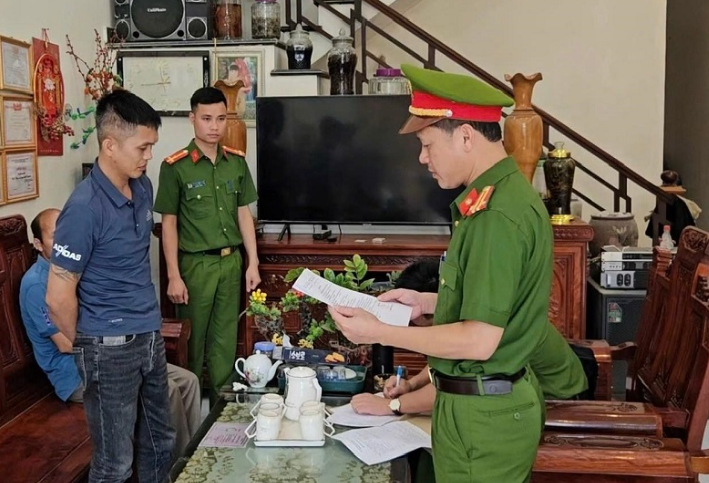 Cơ quan điều tra đọc lệnh bắt đối tượng Lâm Văn Chung. capture.png