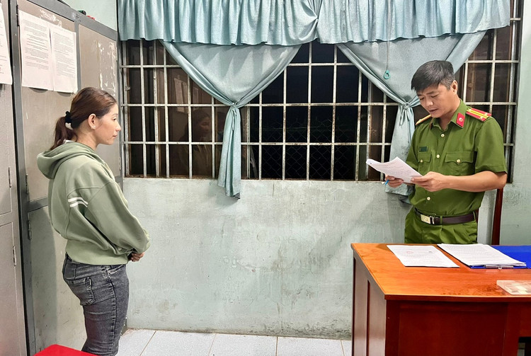 Nguyễn Thị Cúc tại cơ quan Công an. bat-khan-cap.jpg