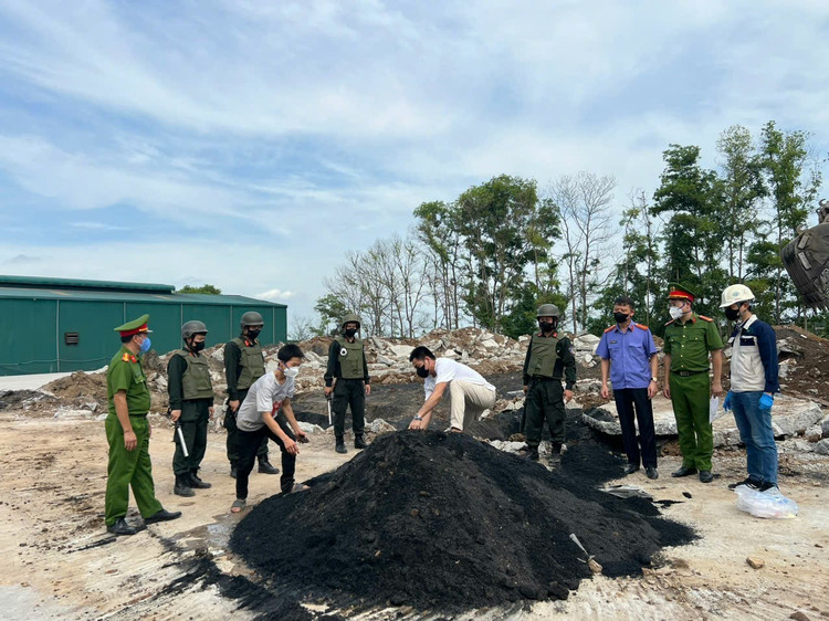 Lực lượng Công an và Viện Kiểm sát ghi nhận lời khai của các đối tượng liên quan, xác định khu vực đổ thải trái phép. 1-9674.jpg