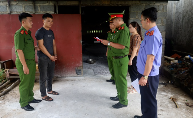 Cơ quan điều tra khám xét cơ sở giết mổ của đối tượng Nông Văn Chung. 6.png
