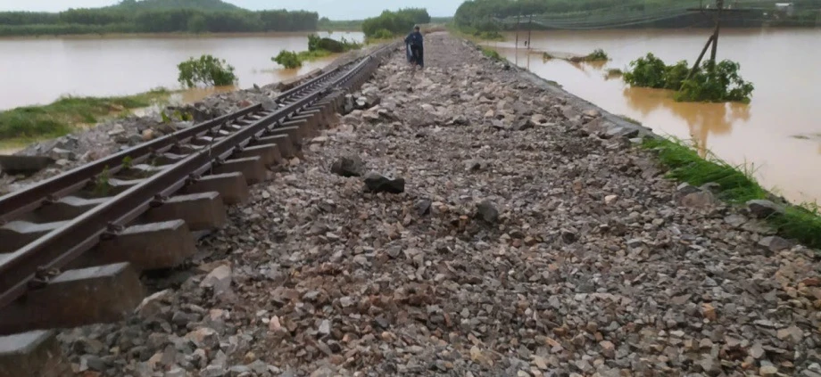  Đường sắt Bắc - Nam bị chia cắt do sạt lở