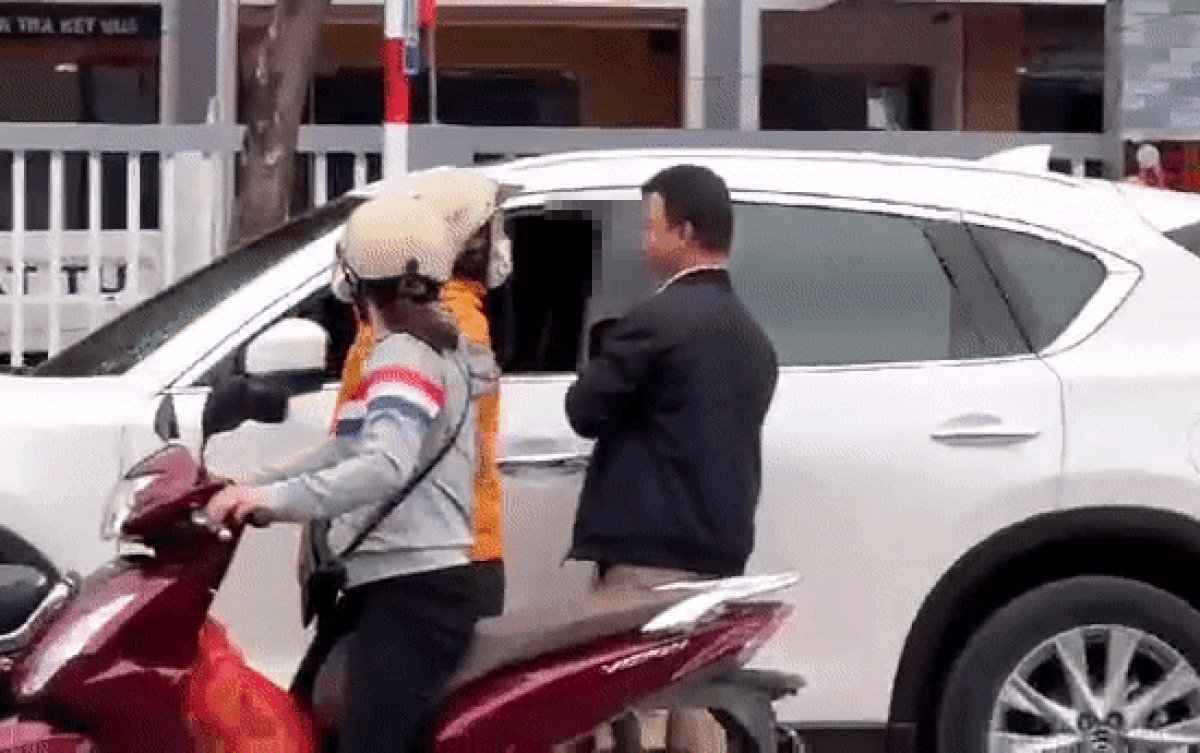 Va chạm với ô tô, người phụ nữ hung hãn tát liên tiếp tài xế ảnh 1 Va chạm với ô tô, người phụ nữ hung hãn tát liên tiếp tài xế ảnh 1