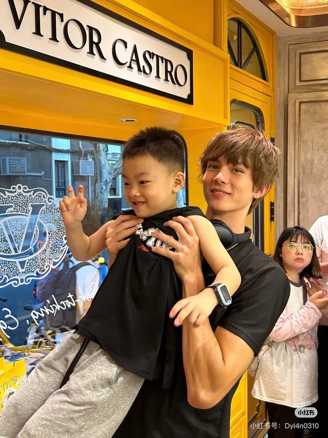 “Hot boy tiệm lẩu” gây bão mạng xứ Trung: Vẻ ngoài chuẩn nam thần - Hình 3 “Hot boy tiem lau” gay bao mang xu Trung: Ve ngoai chuan nam than-Hinh-3