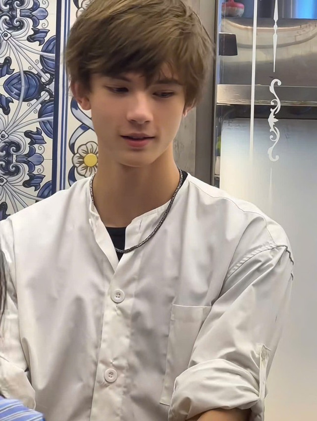 “Hot boy tiệm lẩu” gây bão mạng xứ Trung: Vẻ ngoài chuẩn nam thần “Hot boy tiem lau” gay bao mang xu Trung: Ve ngoai chuan nam than