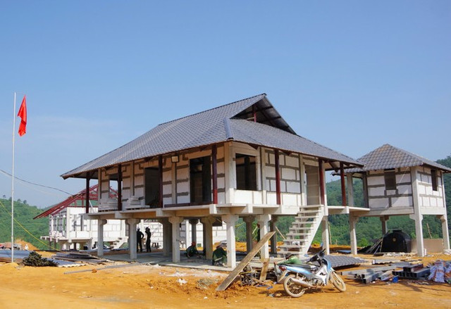 Những mái nhà đầu tiên ở khu tái định cư Làng Nủ - Hình 4 Nhung mai nha dau tien o khu tai dinh cu Lang Nu-Hinh-4