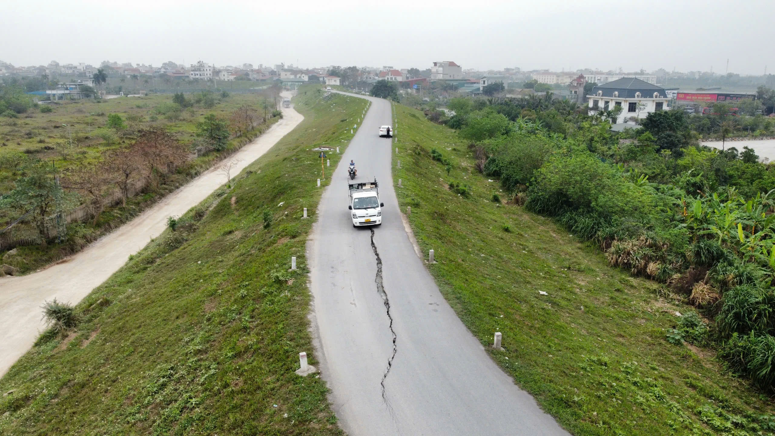 Đê Ngọc Tảo nứt gãy, hiểm hoạ giao thông rình rập