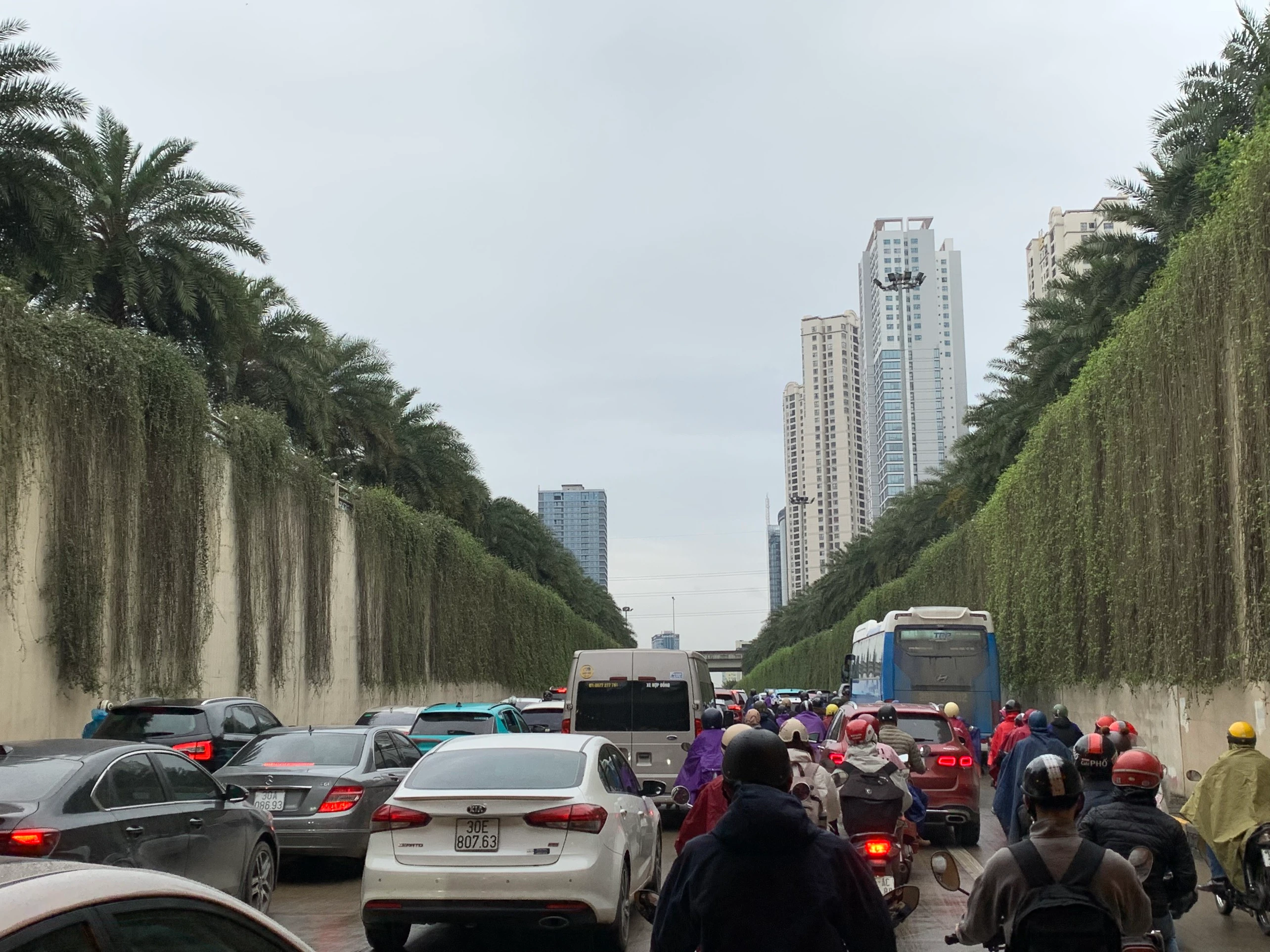 Mưa gió lạnh khiến giao thông Hà Nội ùn ứ giờ cao điểm