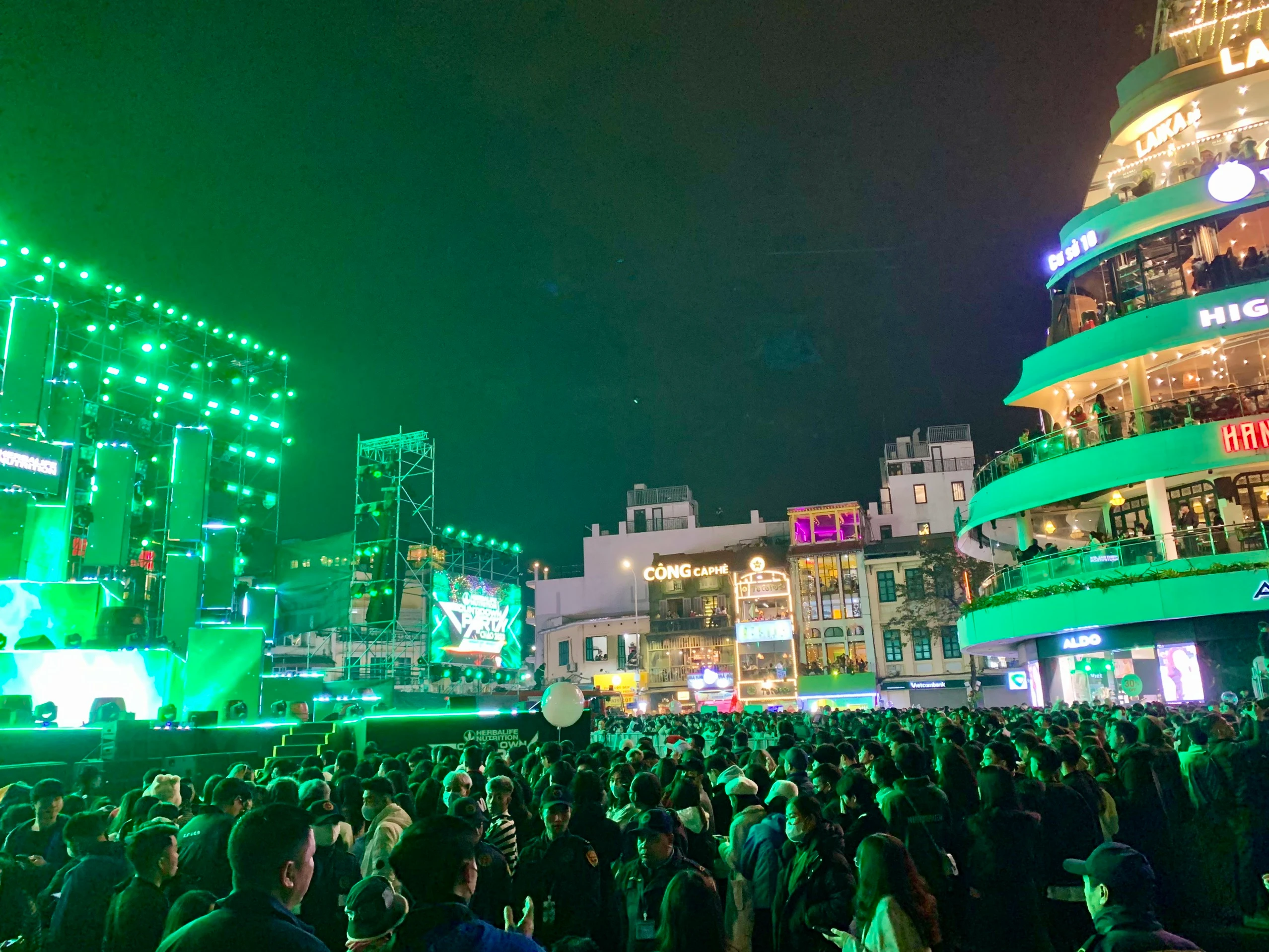 Phố đi bộ Hồ Gươm đông nghịt người trước thời khắc bước sang năm mới 2023