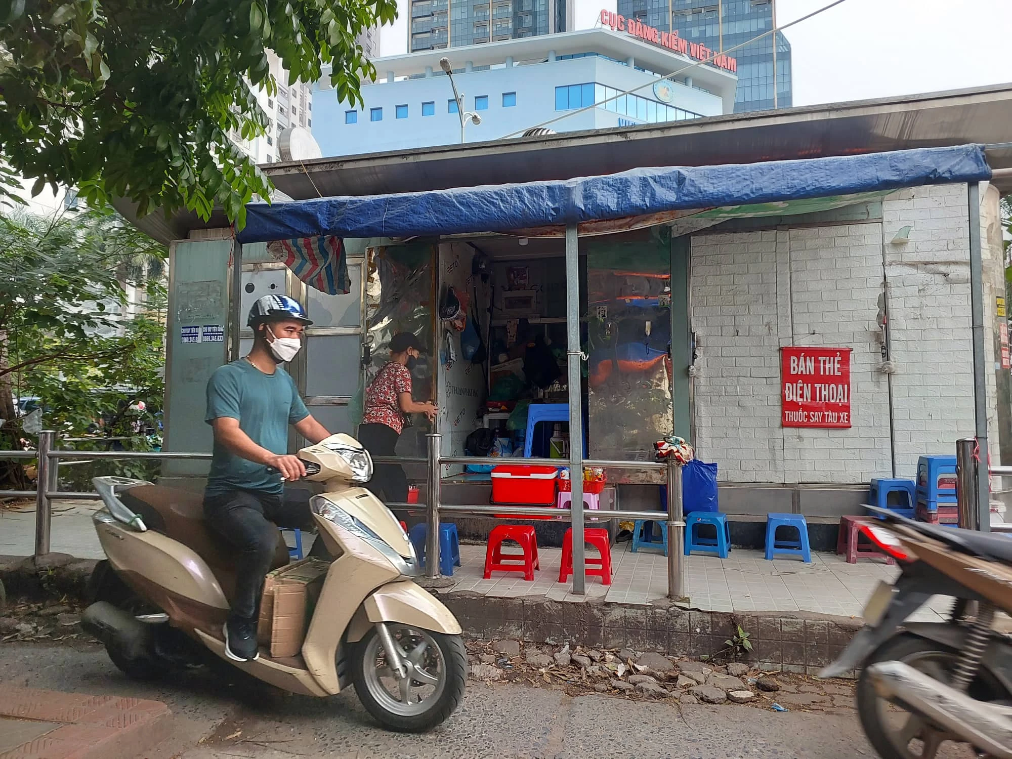 Hà Nội: Vỉa hè đường Nguyễn Hoàng bị lấn chiếm, hư hỏng nặng