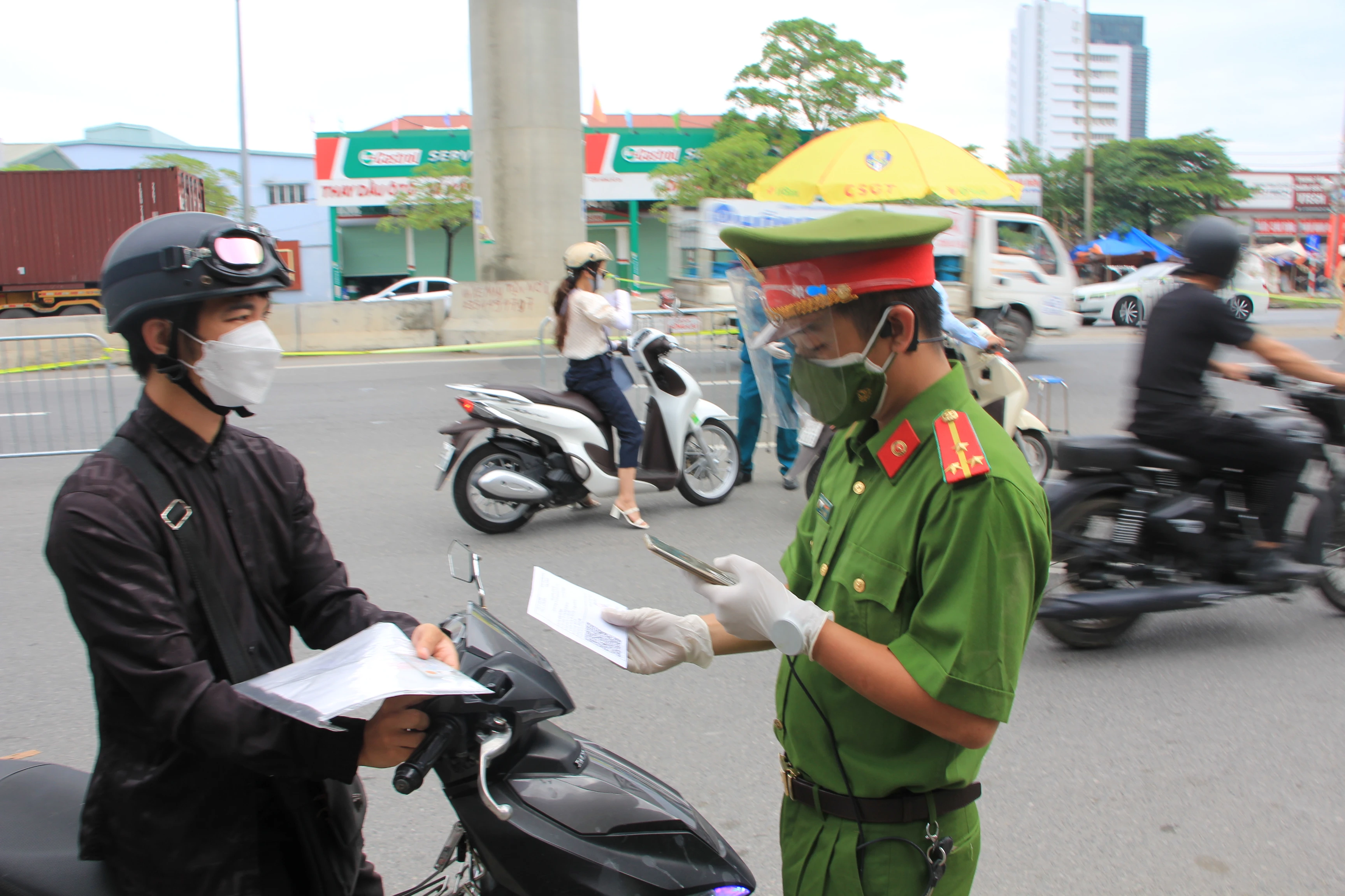 Bắc Từ Liêm: Chốt COVID-19 phát hiện người dùng giấy QRcode không hợp lệ 