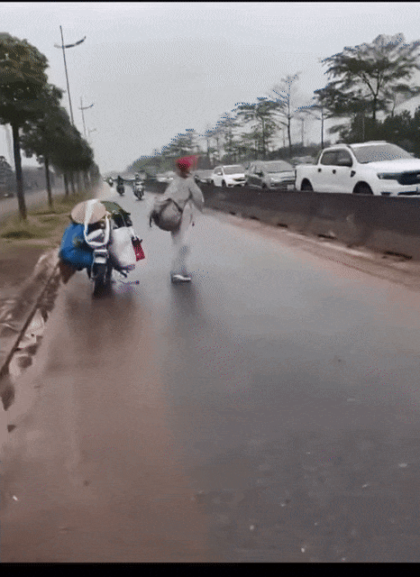 'Thánh quỵt' Bella lừa được trai trẻ kéo xe suốt dọc đường - Hình 4 'Thanh quyt' Bella lua duoc trai tre keo xe suot doc duong-Hinh-4