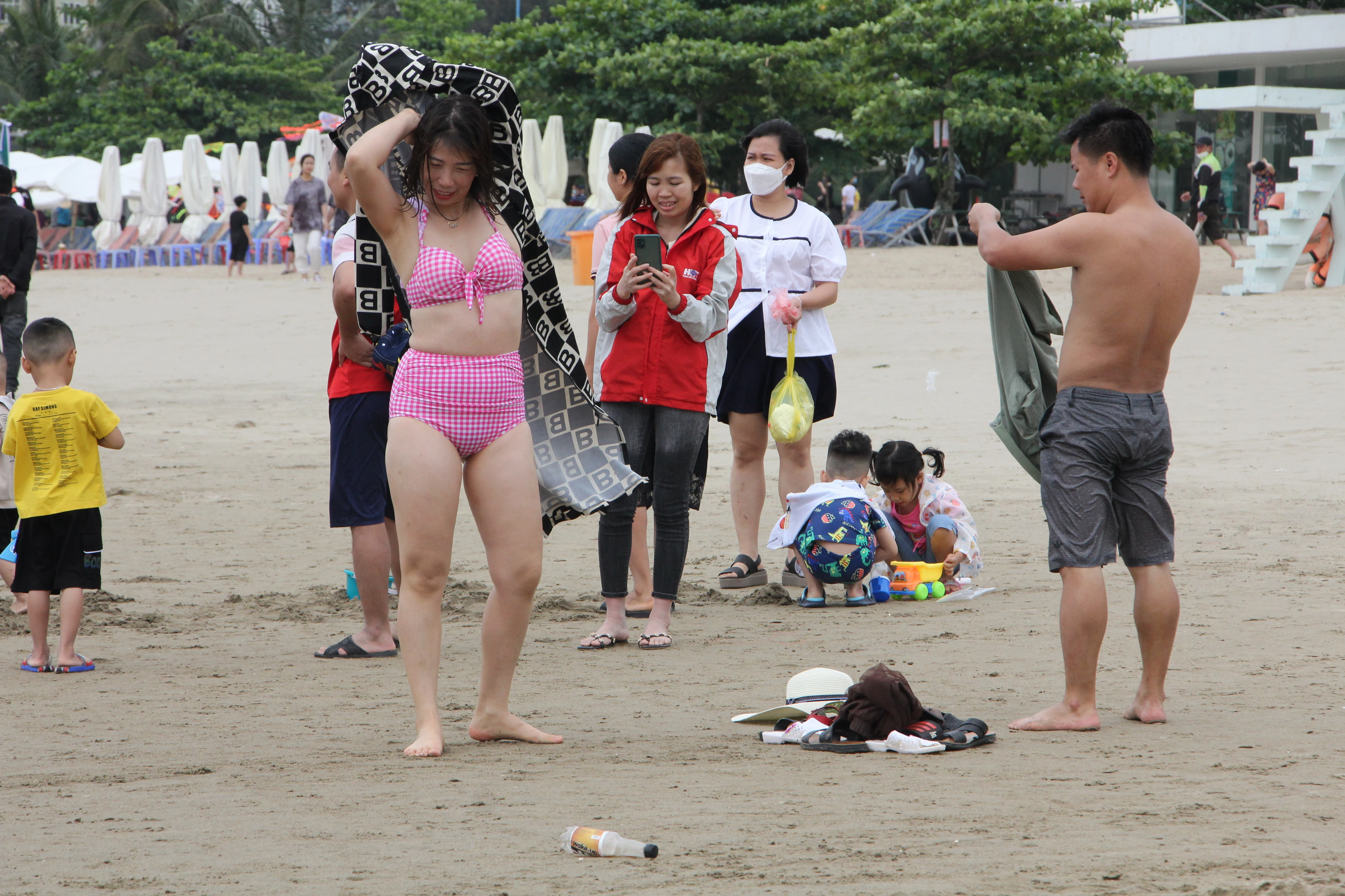 Biển Sầm Sơn se lạnh, nước đục ngàu... du khách mặc áo ấm, tắm biển