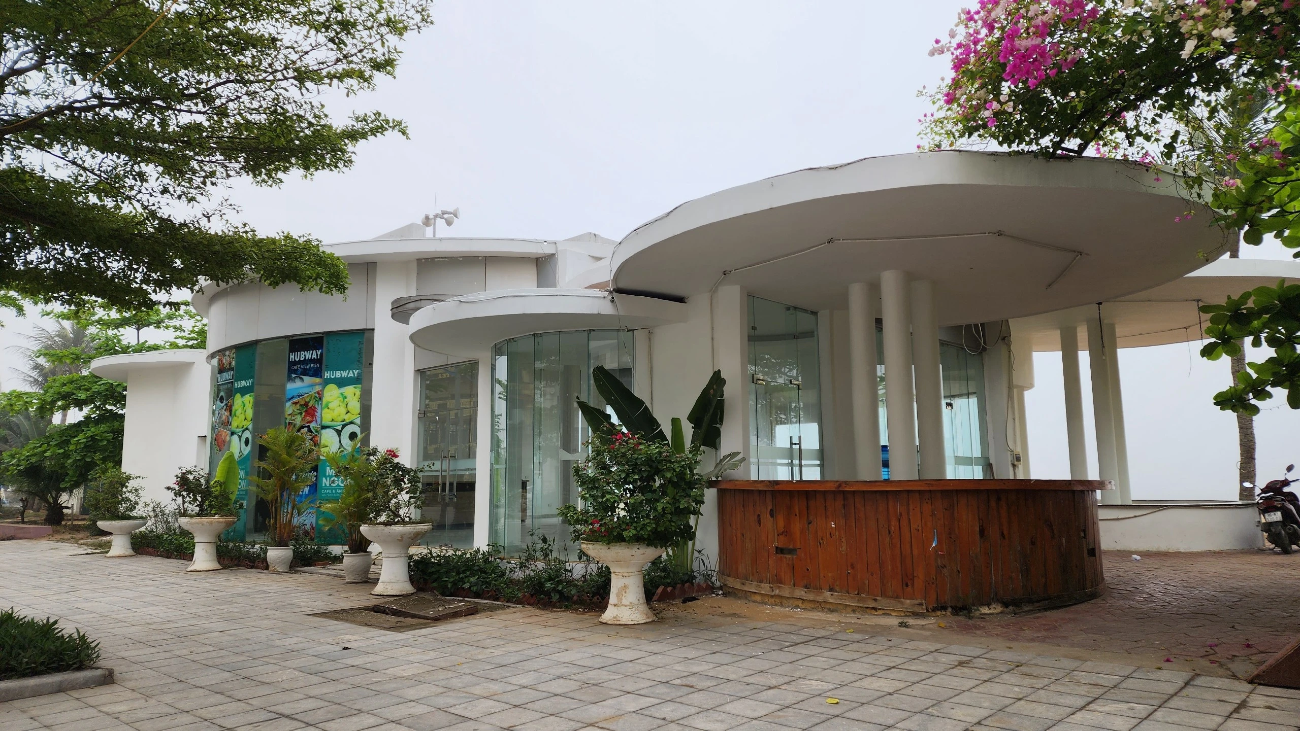 Ngán ngẩm loạt hubway, nhà vệ sinh bỏ trống án ngữ biển Sầm Sơn