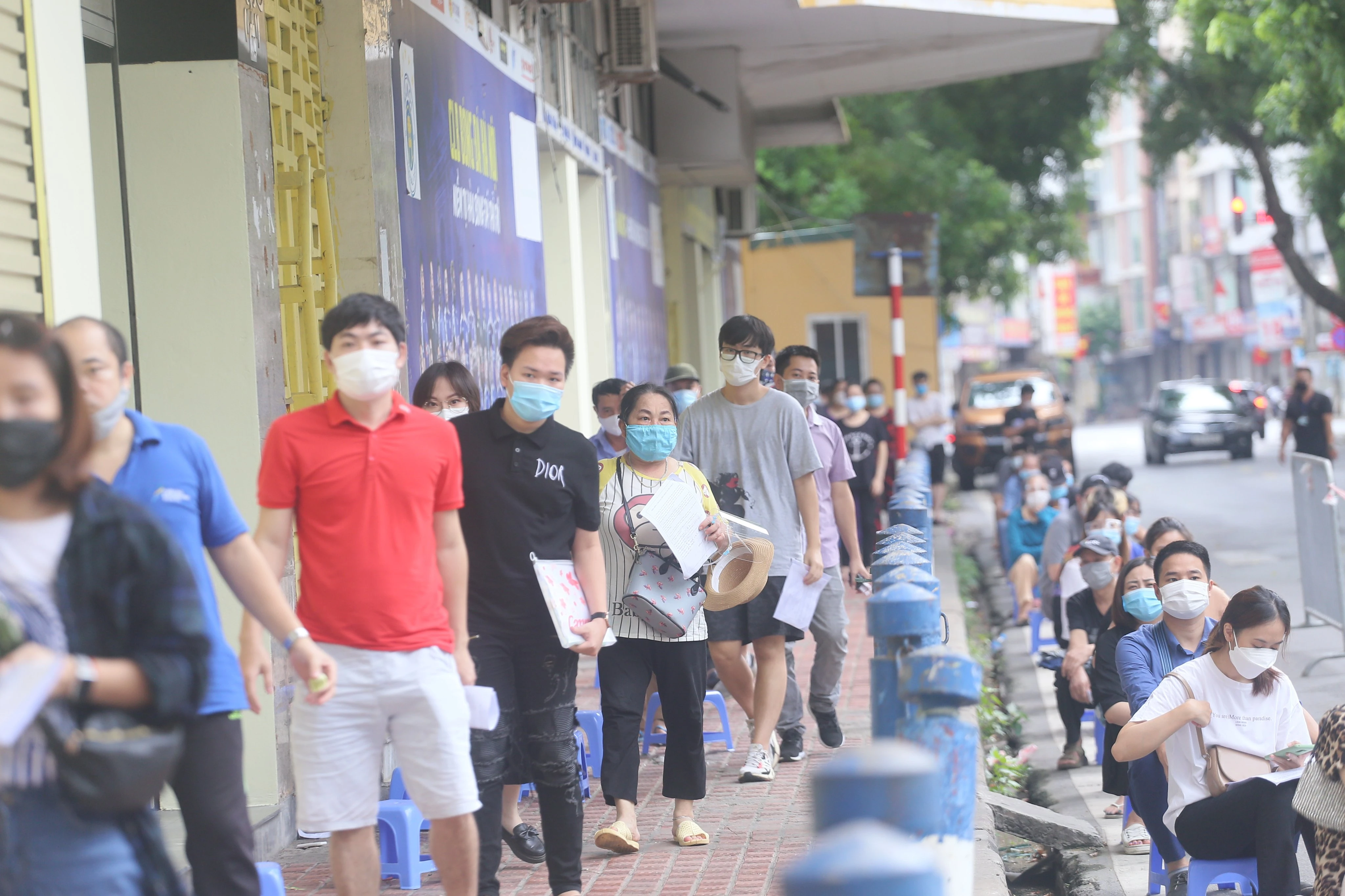 Cận cảnh người dân Hà Nội “rồng rắn” chờ tiêm vắc xin 