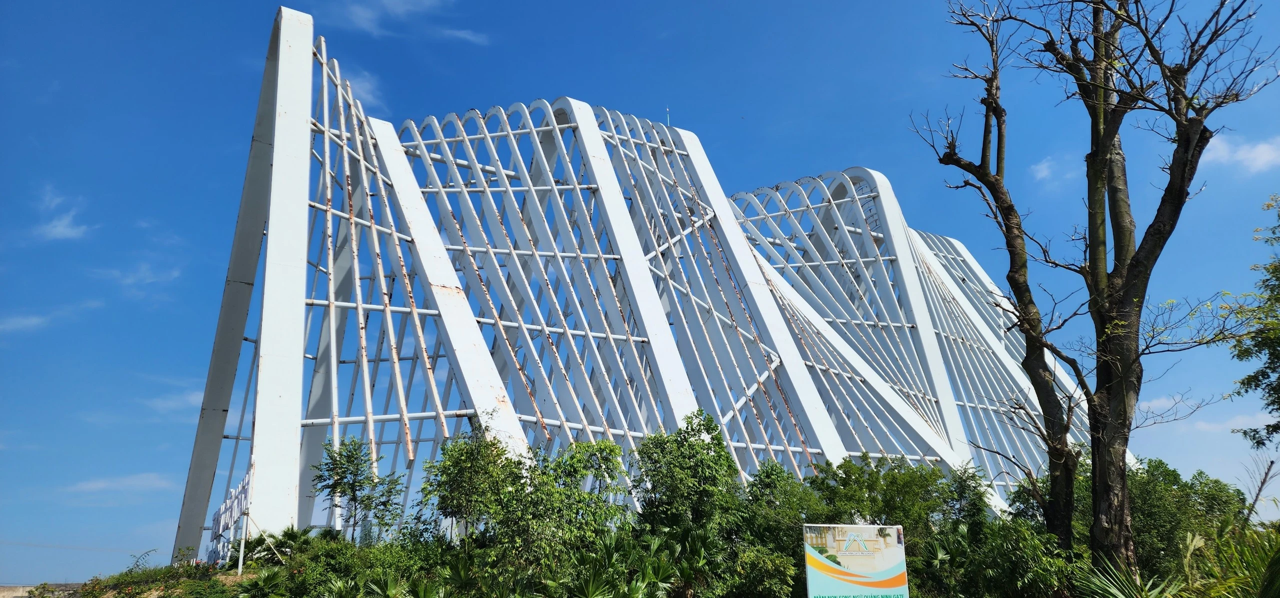 Cổng chào tỉnh Quảng Ninh gần 200 tỷ bong tróc, xuống cấp