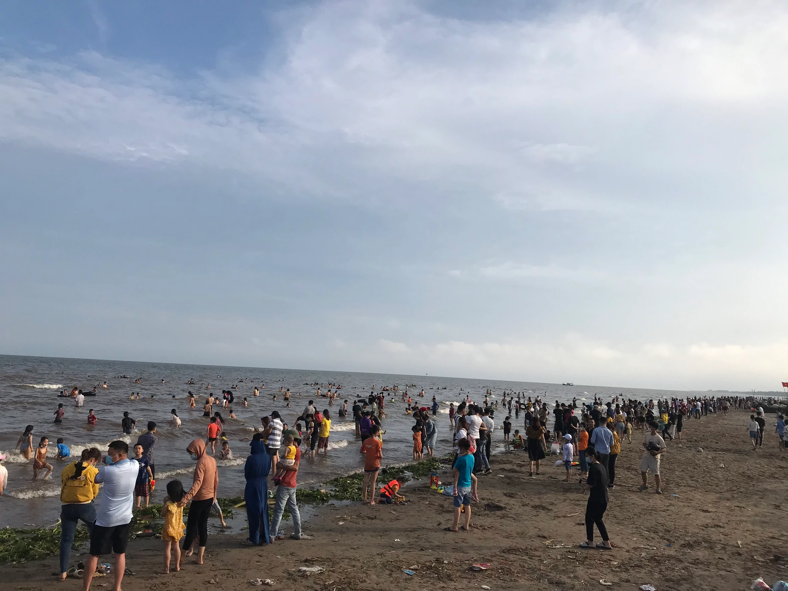 Nghỉ lễ 30/4-1/5, biển Quất Lâm đông kín người, “cháy hàng” dịch vụ