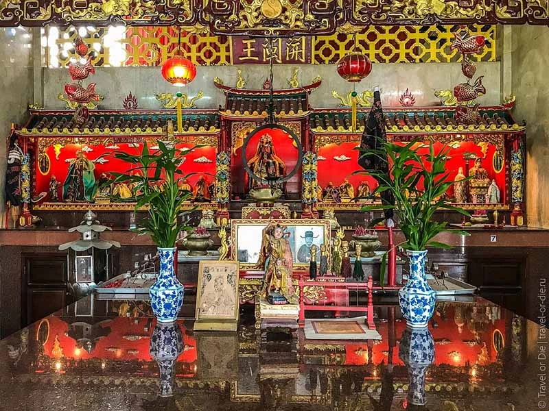 Bàn thờ đặt 4 cây “gọi” Thần Tài, 1 cây tránh xa kẻo điêu đứng