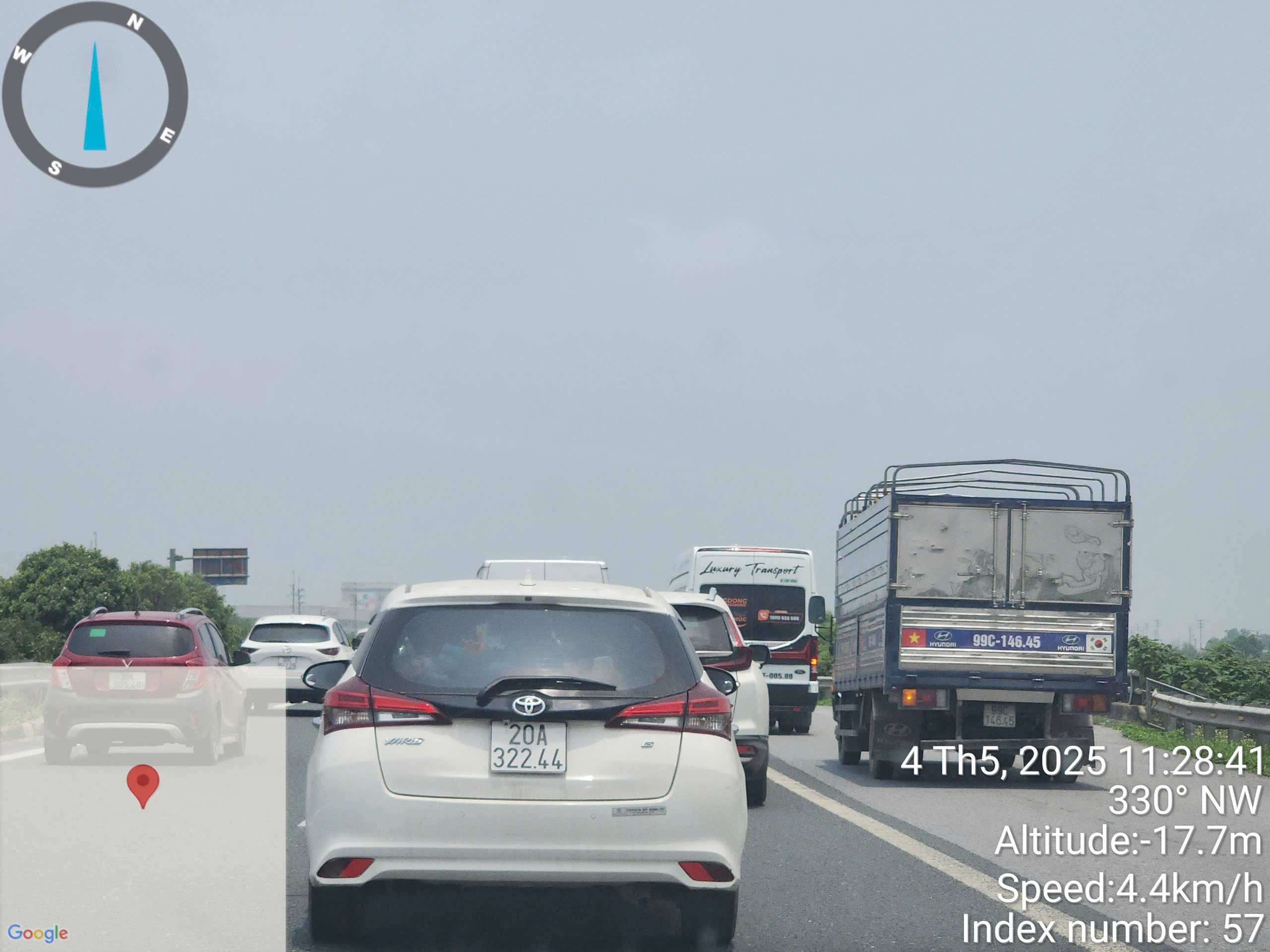 Ô tô nối đuôi vào làn khẩn cấp cao tốc Pháp Vân về Hà Nội