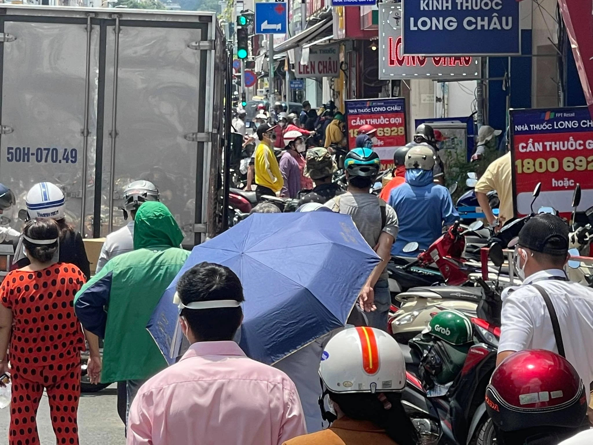 Trưa nắng chang chang, người dân TP. HCM đổ xô đi mua thuốc, thức ăn