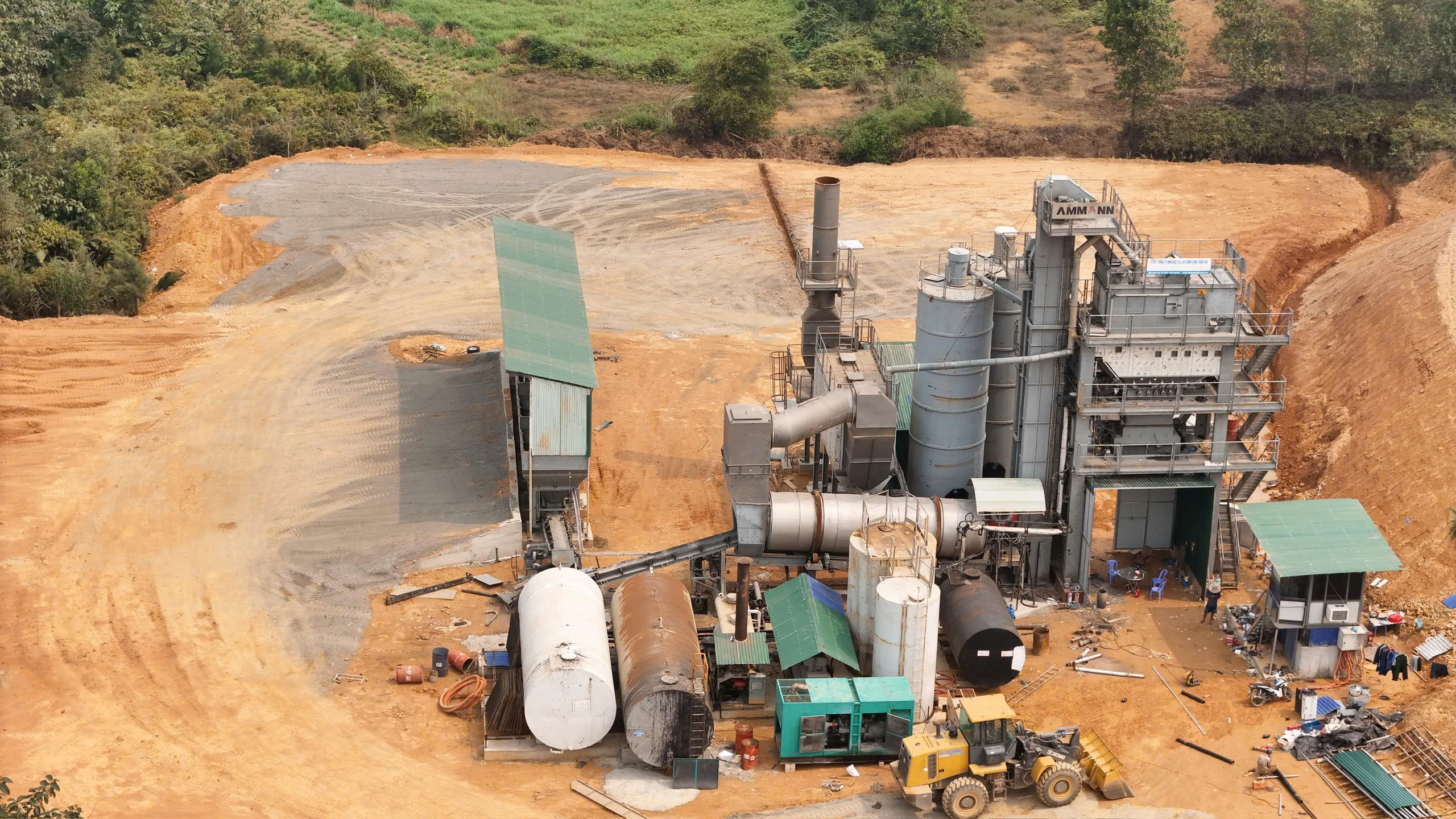 Cận cảnh trạm bê tông không phép, xây trên đất nông nghiệp ở Hà Nội