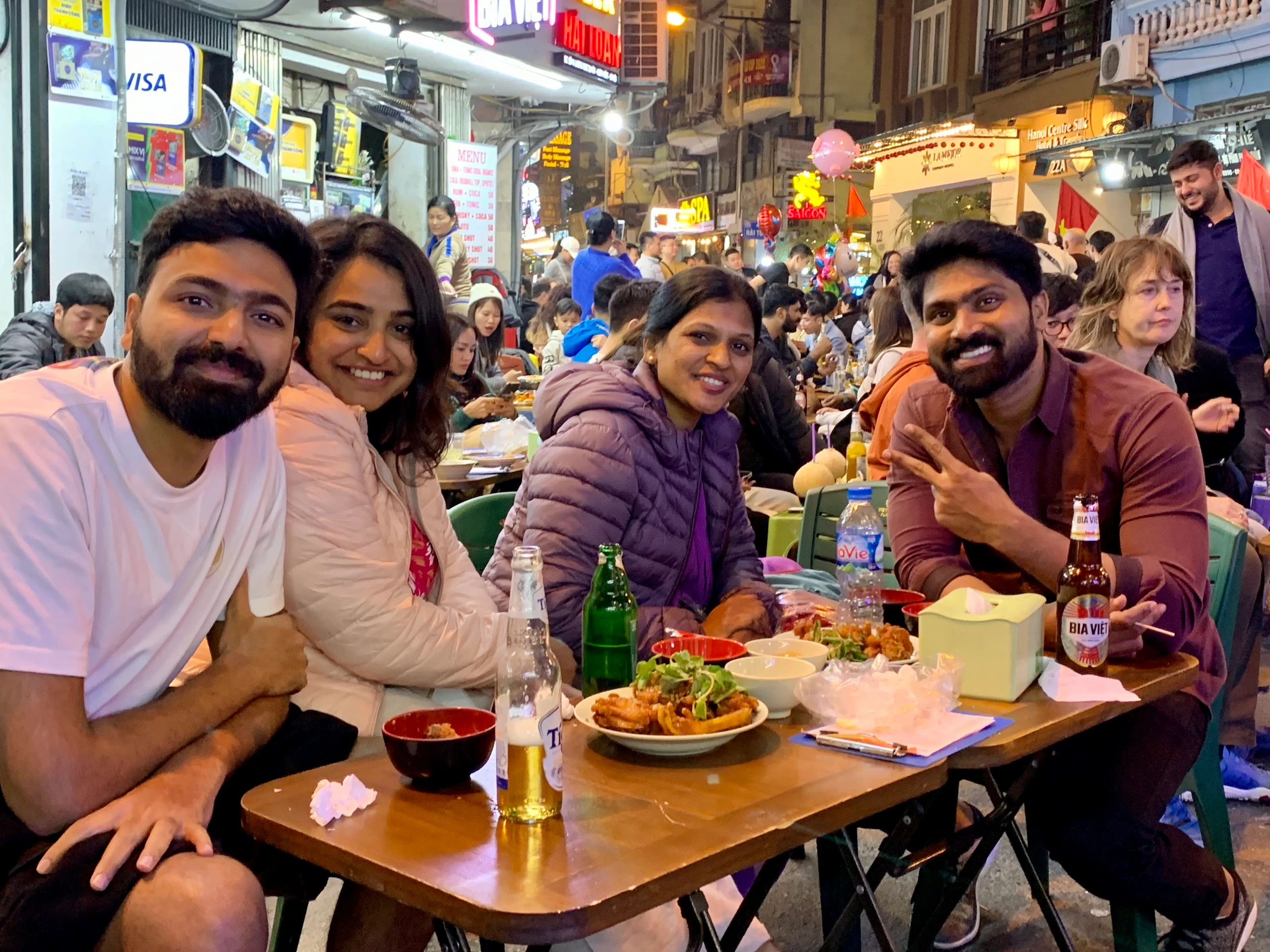 “Phố Tây” Tạ Hiện đông nghẹt người trong đêm đầu tiên của năm mới