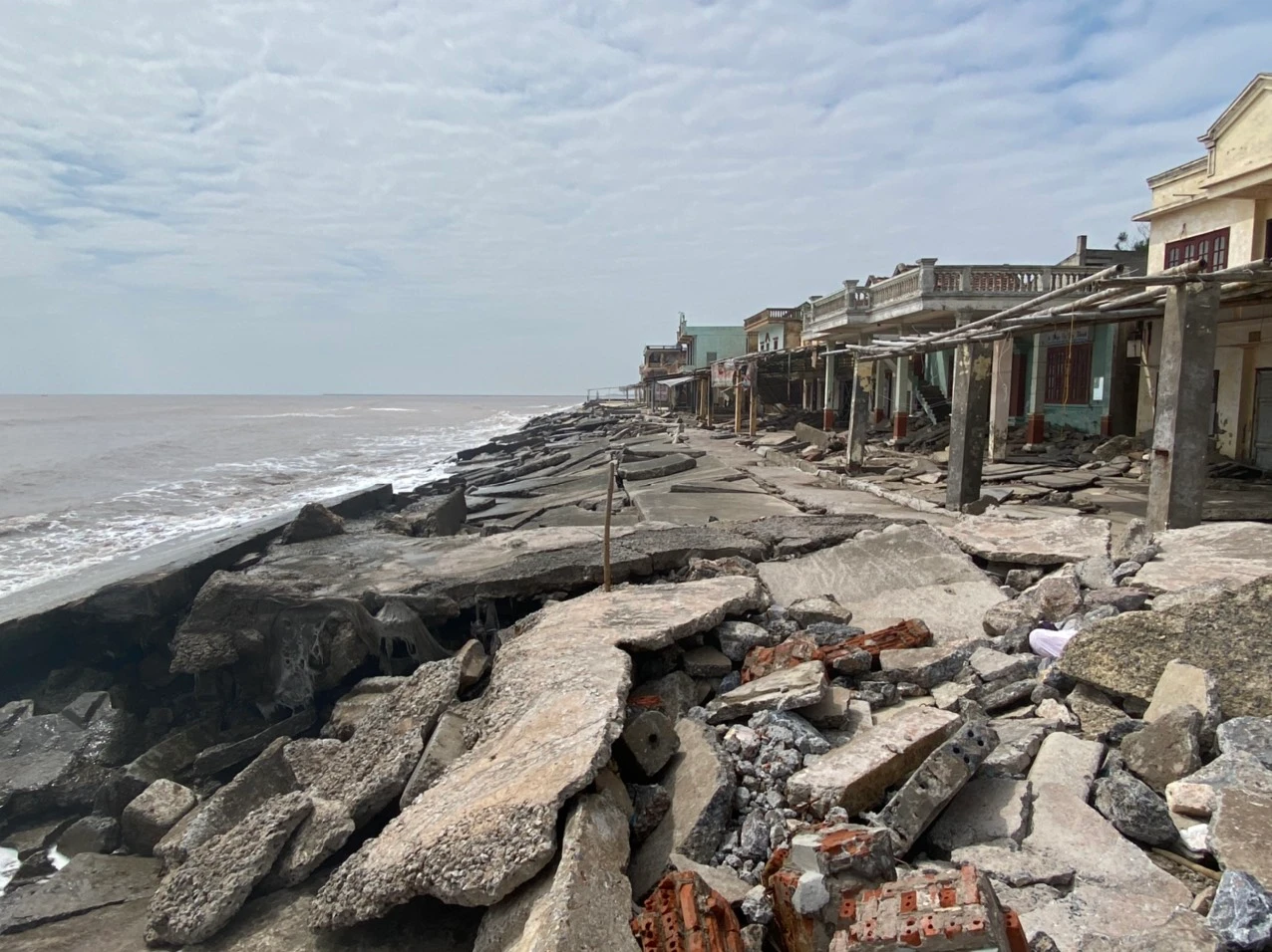 Lạnh người cảnh tan hoang khu du lịch biển Thịnh Long