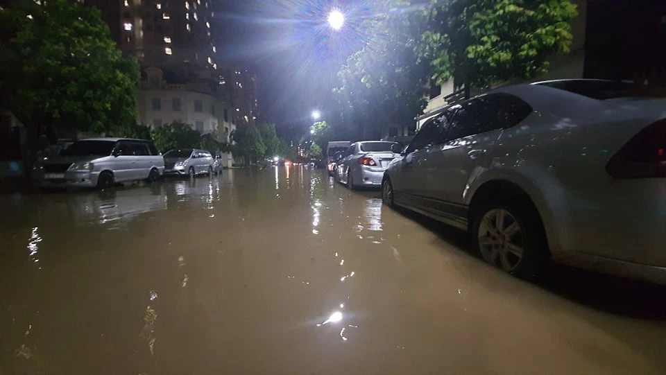 Hà Nội mưa lớn, nhiều tuyến đường ngập sâu, cây cối gãy đổ 