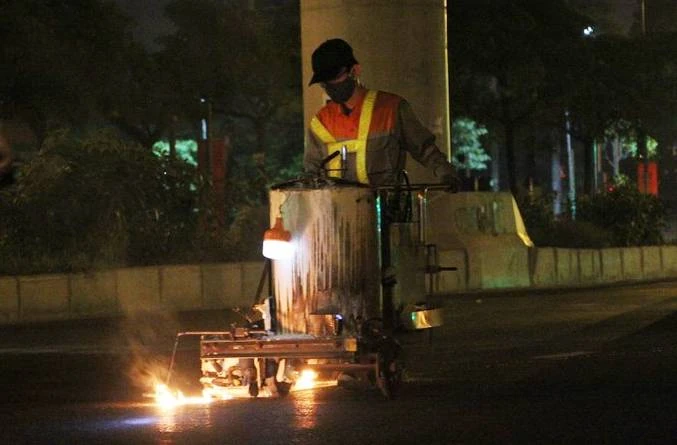 Những người “vẽ đường” giữa đêm khi cả Hà Nội giãn cách COVID-19