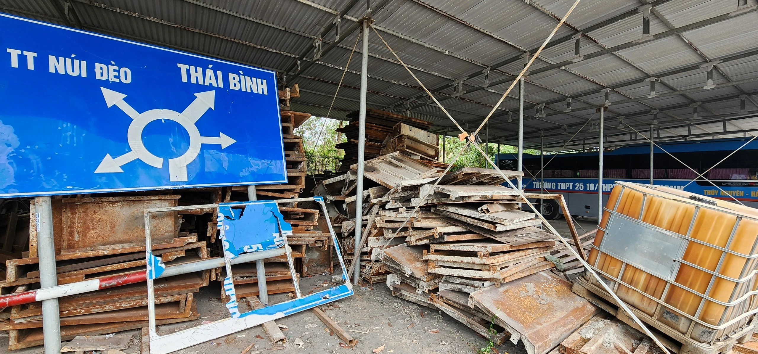 Cận cảnh bến xe loại 1 của Hải Phòng hoang tàn, chứa phế liệu