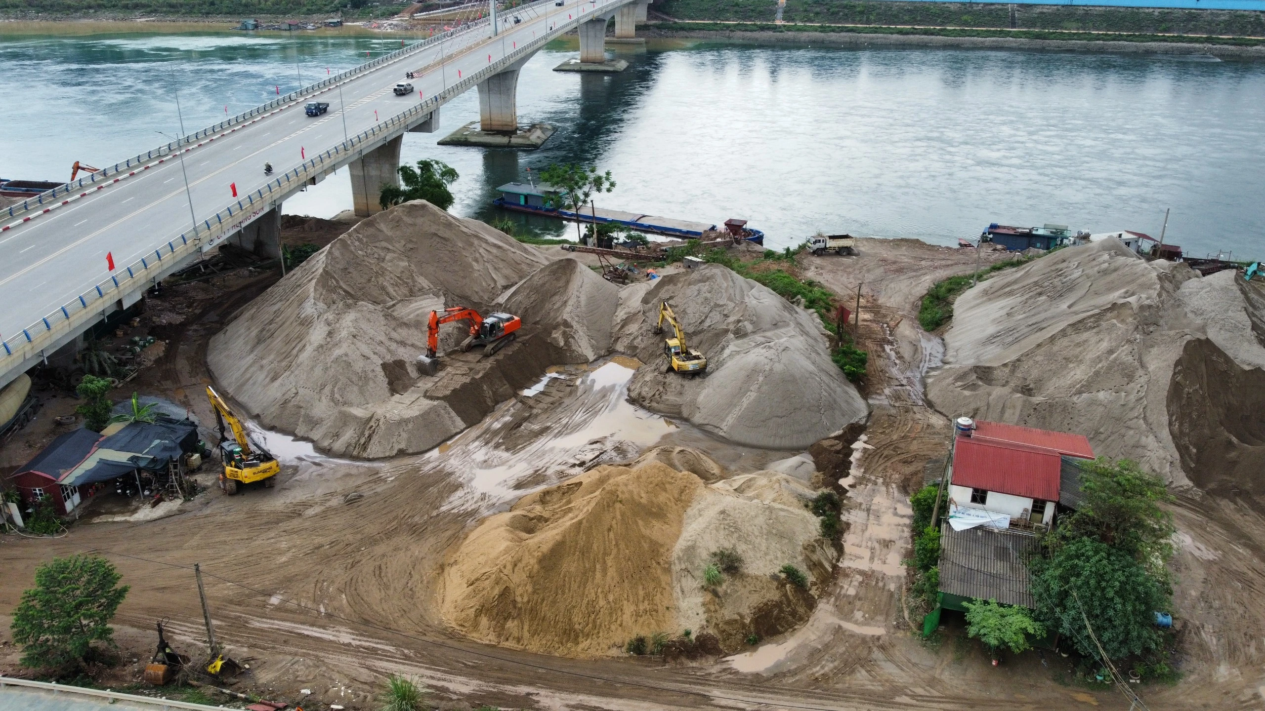 Chân cầu Hòa Bình 2 “ngạt thở” bởi các bãi tập kết VLXD