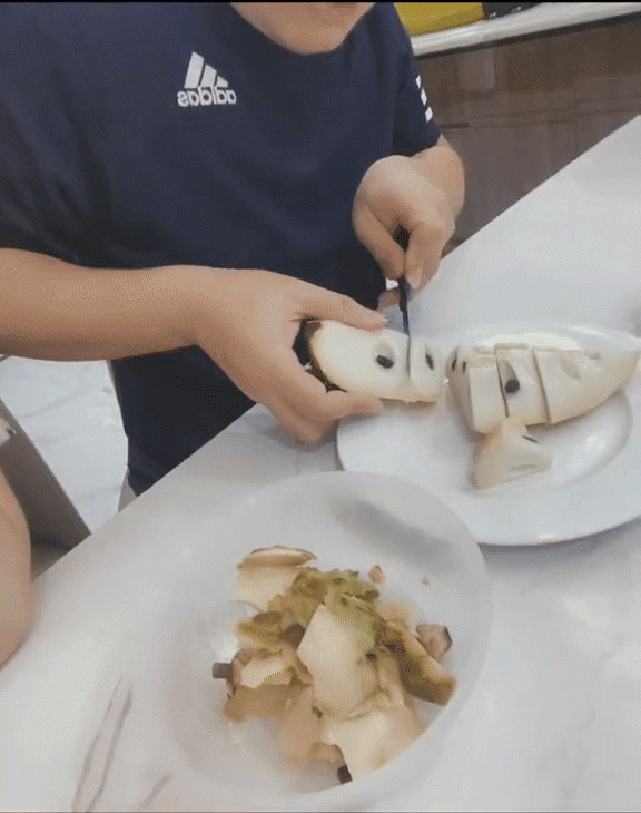 Na nhập ngoại siêu to khổng lồ, quả nặng tới 1,5kg có giá gần 1 triệu đồng - Hình 4 Na nhap ngoai sieu to khong lo, qua nang toi 1,5kg co gia gan 1 trieu dong-Hinh-4
