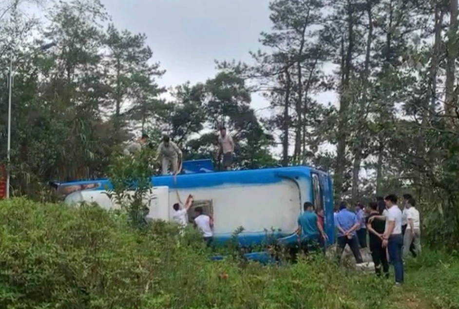 Hiện trường xe khách 35 chỗ bị lật khiến 3 người tử vong