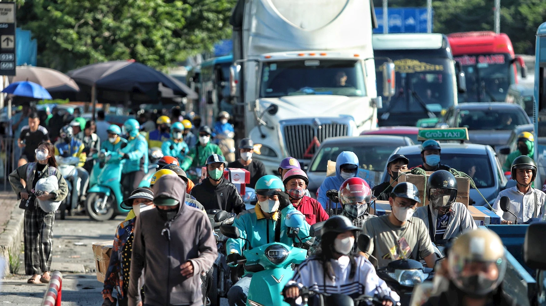 Giao thông Hà Nội “ngạt thở” giờ tan tầm chiều 30/8