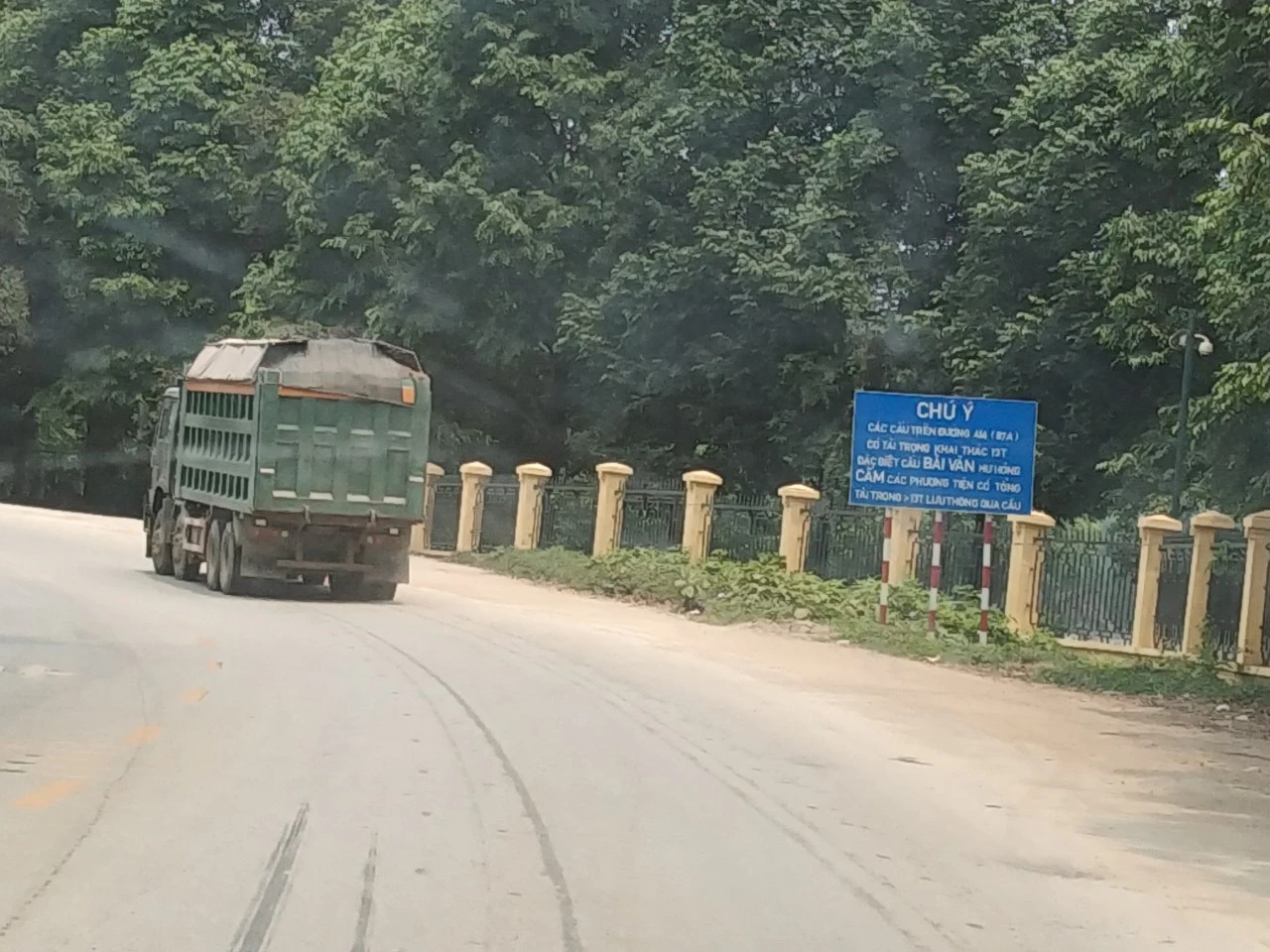 Xe chở quá tải tung hoành tuyến đường phía Tây Hà Nội