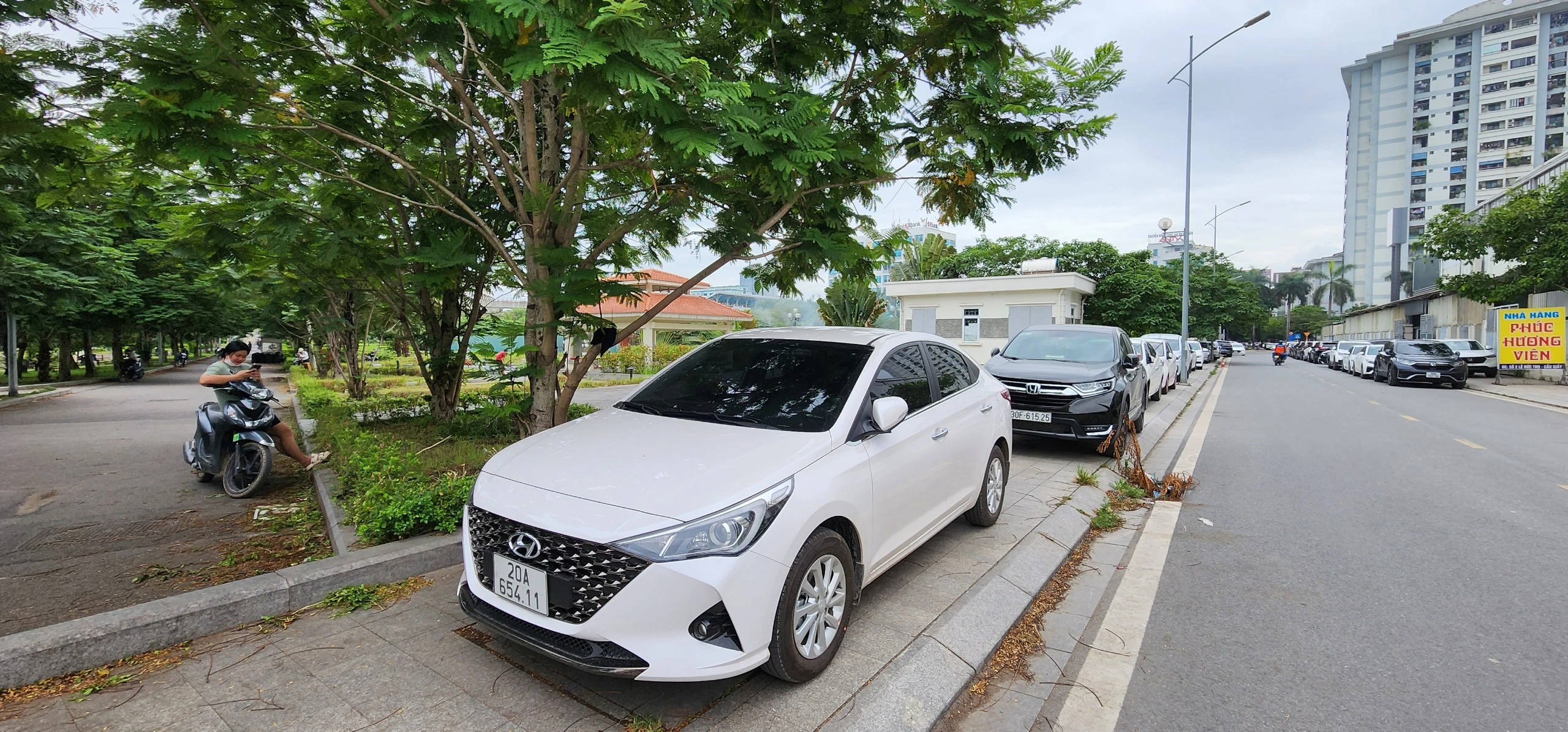 Vỉa hè Công viên hồ điều hòa Mai Dịch “biến” thành điểm đỗ xe