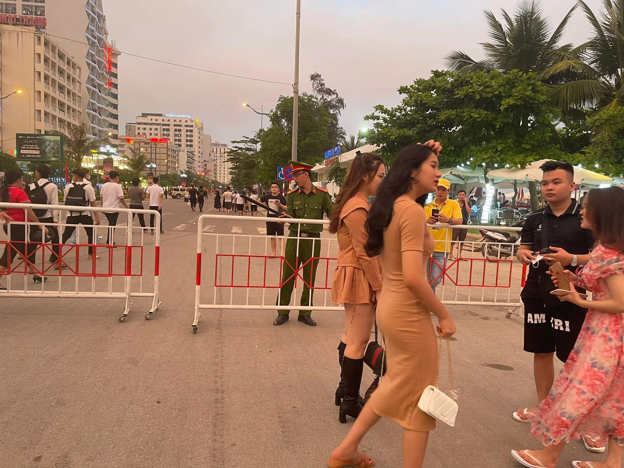 Sầm Sơn đông kín người tắm biển, chờ bắn pháo hoa hoành tráng