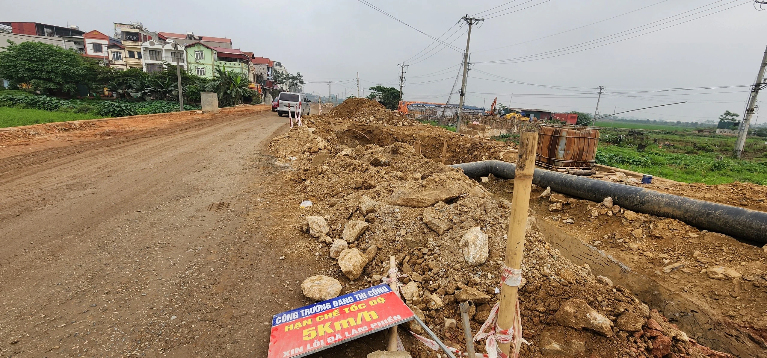 Hà Nội: Đường Song Phương - Sơn Đồng ì ạch thi công, bao giờ xong?