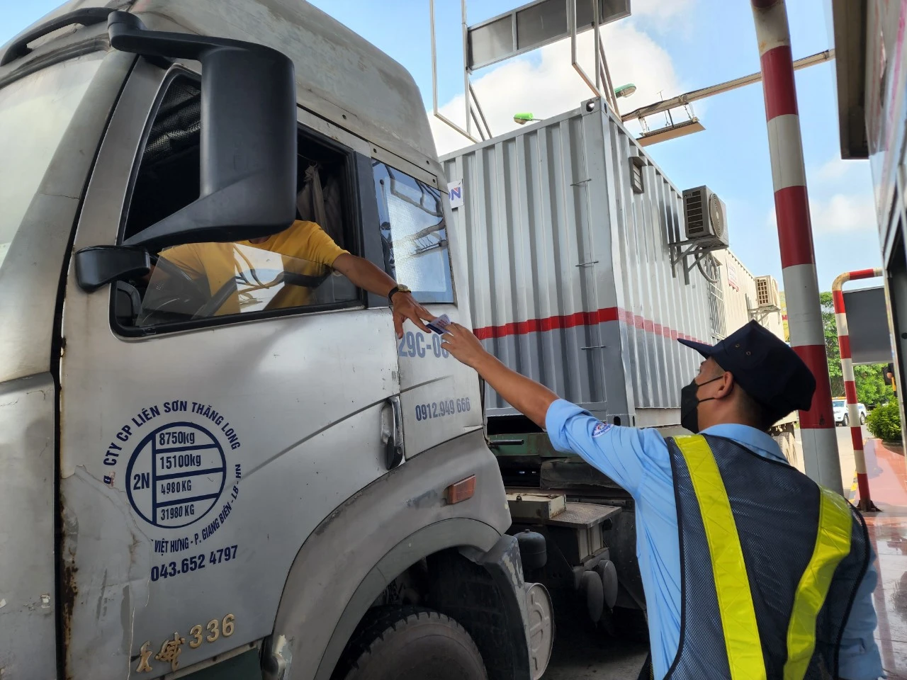 Thu phí không dừng cao tốc Pháp Vân - Cầu Giẽ: Người quay xe, người hào hứng dán thẻ