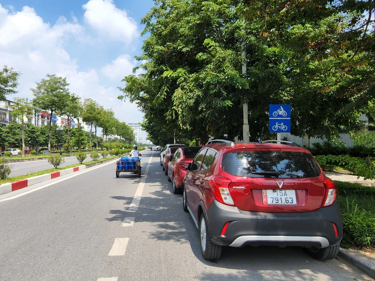 Hà Nội: Ô tô “bủa vây” vỉa hè, chiếm dụng lòng đường Trịnh Văn Bô