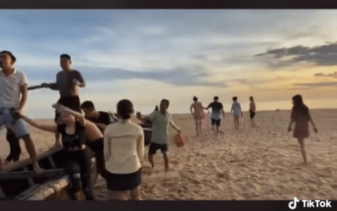 Nhom thanh nien ngoi bu bam thuyen tren can 'goi do'