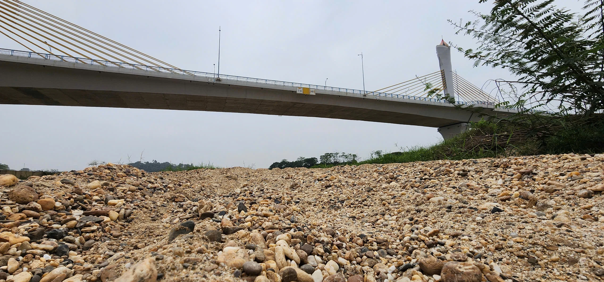 Cận cảnh cồn cát, sỏi sông Lô lộ thiên dưới chân cầu Tình Húc