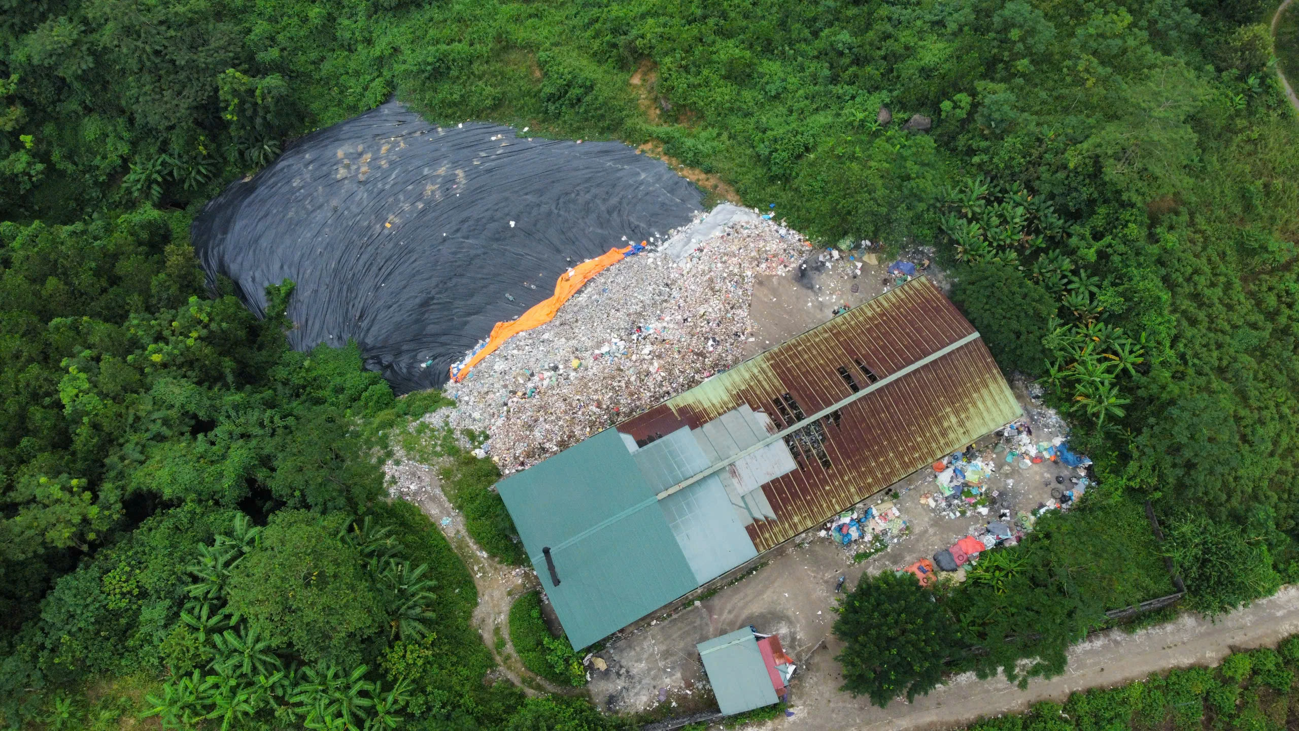 Hòa Bình: Cận cảnh bãi rác trên núi rỉ nước thải ô nhiễm môi trường