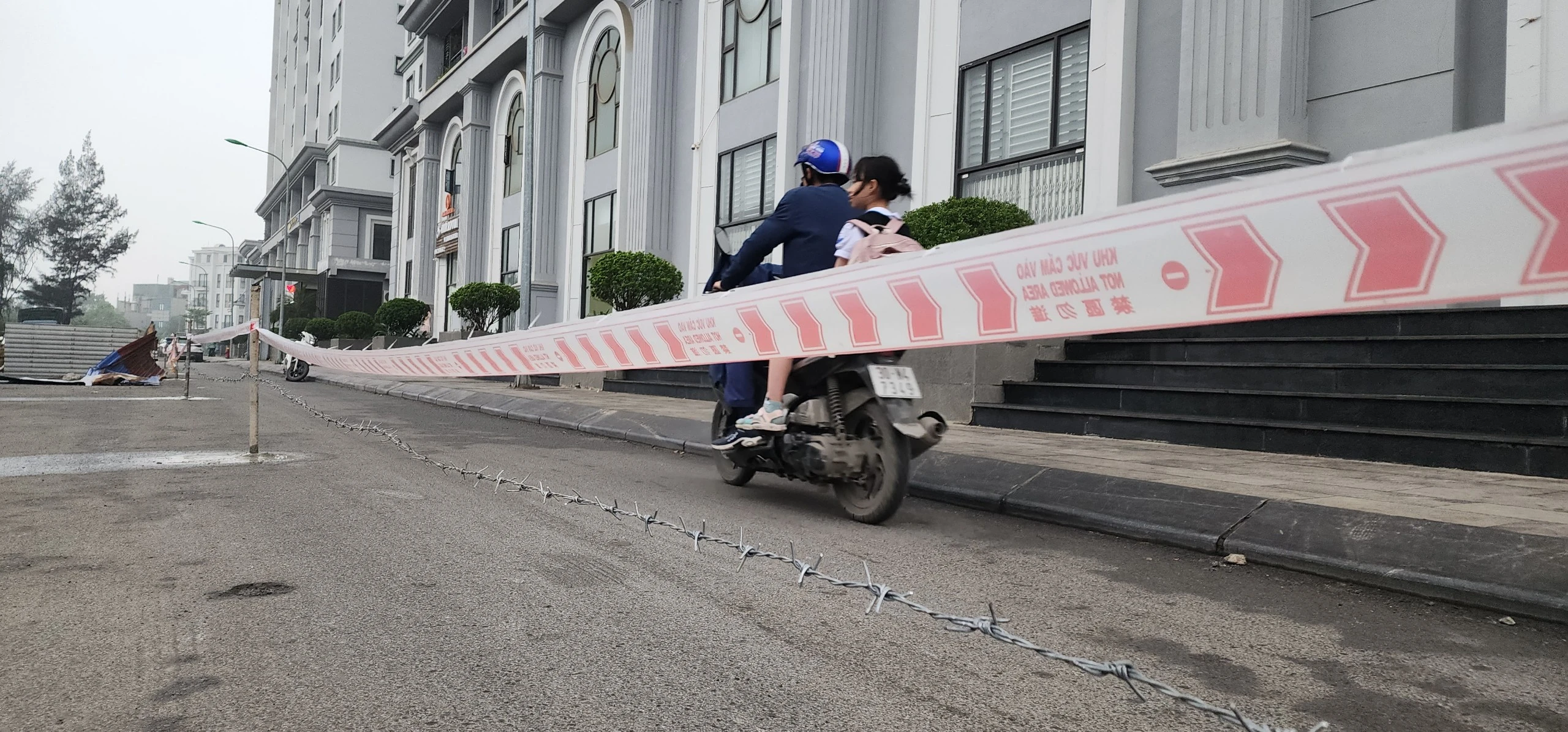 Hà Nội: Giăng “bẫy” dây thép gai ở chung cư Hateco Apollo 