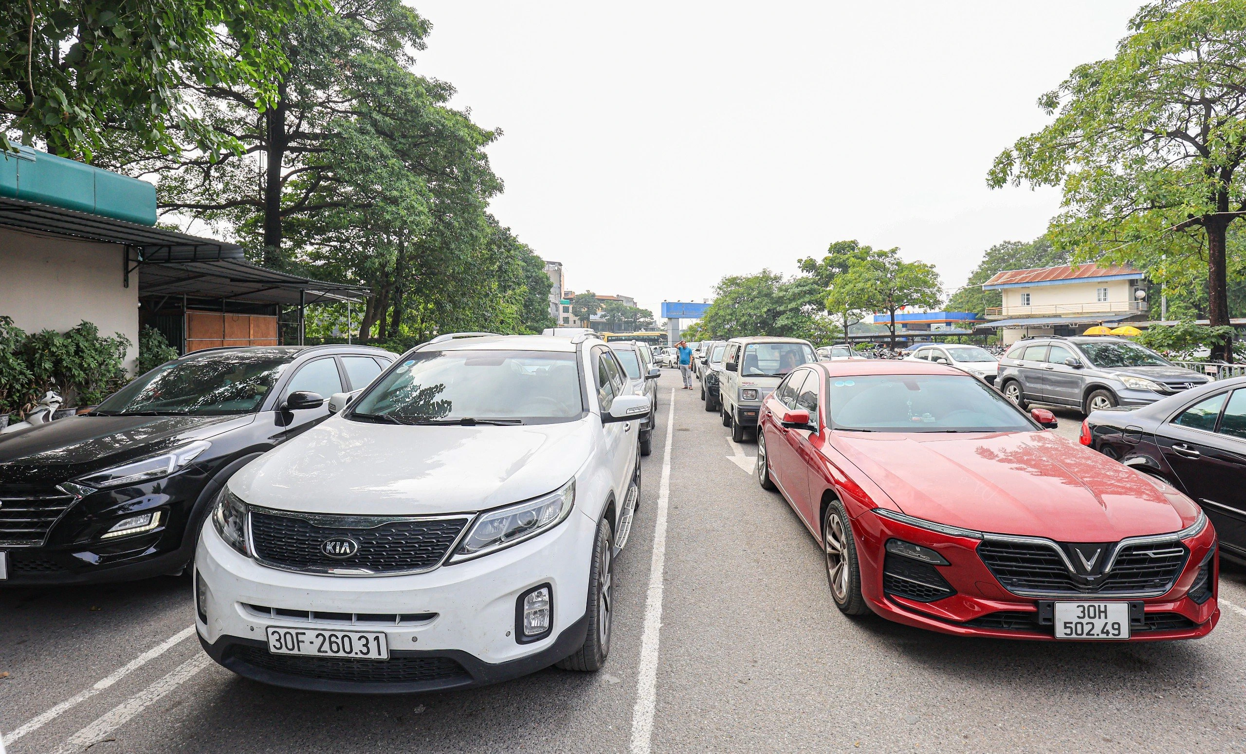 Hà Nội: Trung tâm đăng kiểm lại tái diễn “ùn ứ”, xe xếp hàng dài