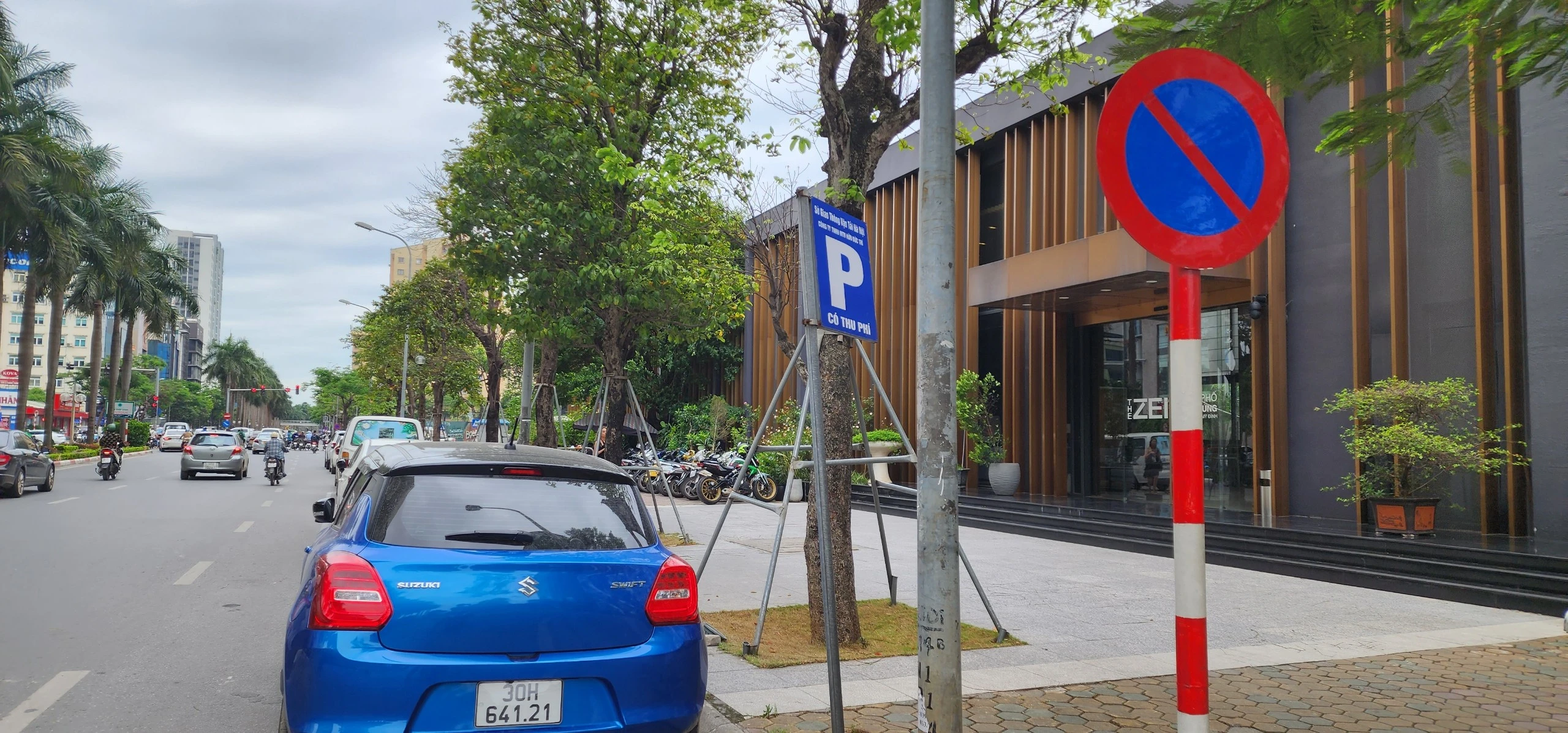 Hà Nội: Cấp điểm trông giữ xe dưới lòng đường sau biển cấm đỗ