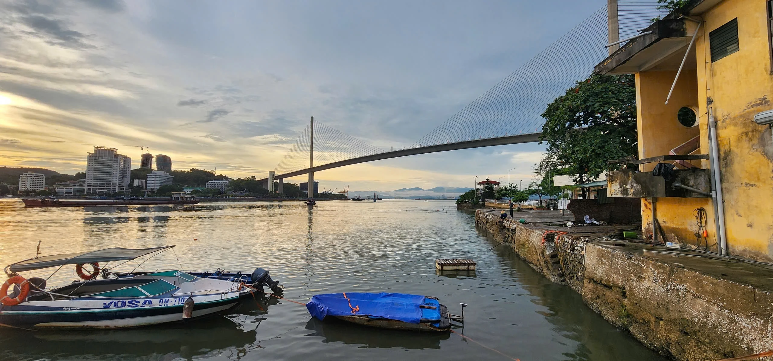 Bến phà Bãi Cháy - chứng nhân lịch sử bị bỏ hoang, làm nơi chứa rác