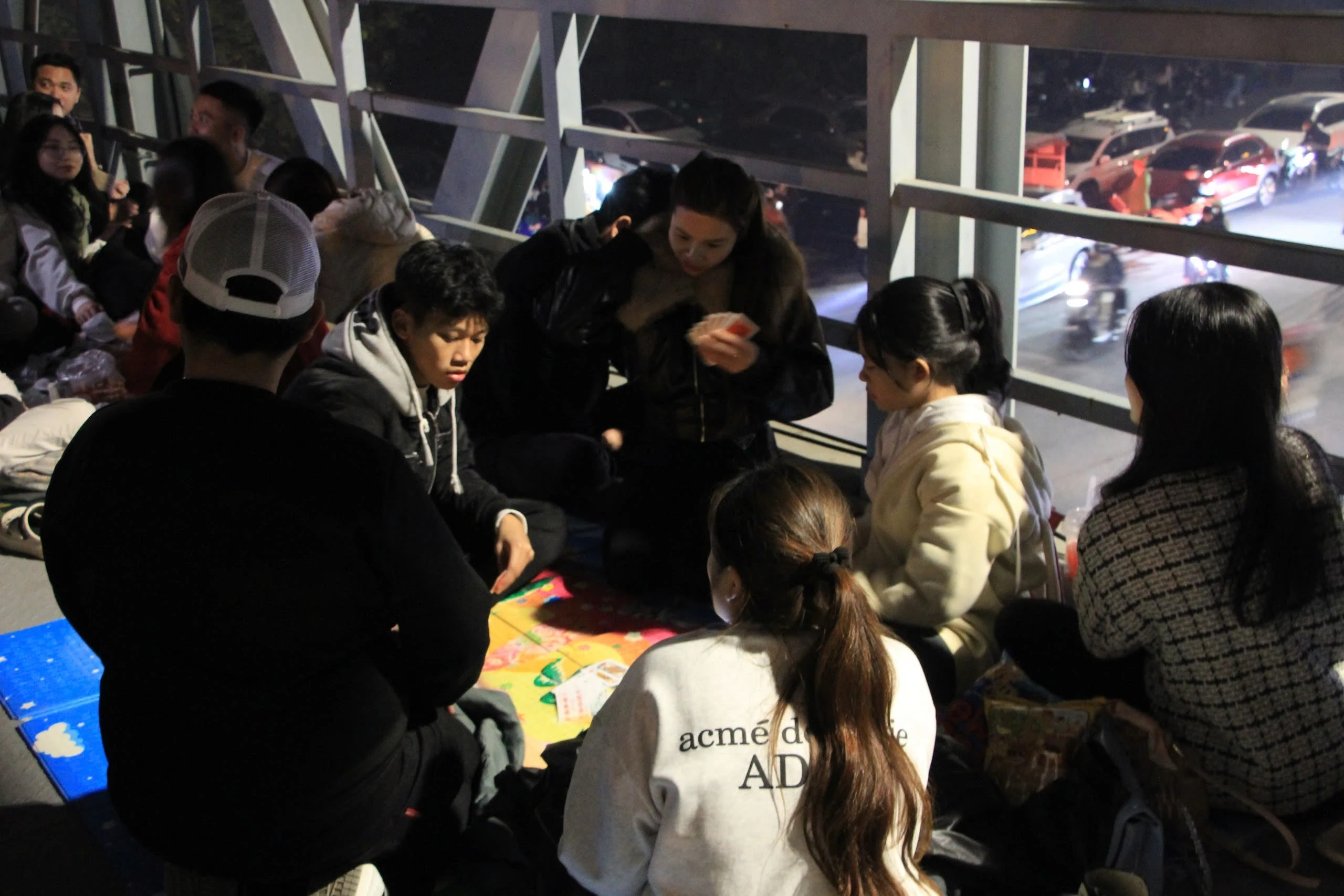 Ngồi đánh bài, chơi cờ trên cầu chờ pháo hoa ở Mỹ Đình