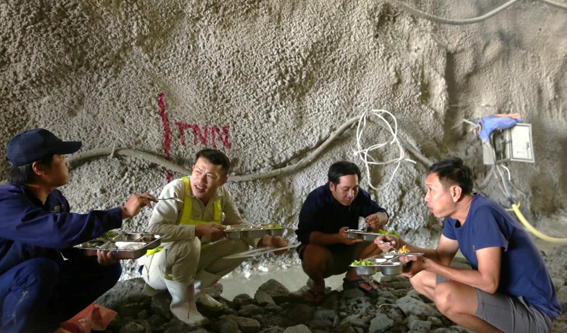 Dự án cao tốc Bắc - Nam vẫn hối hả làm xuyên Tết