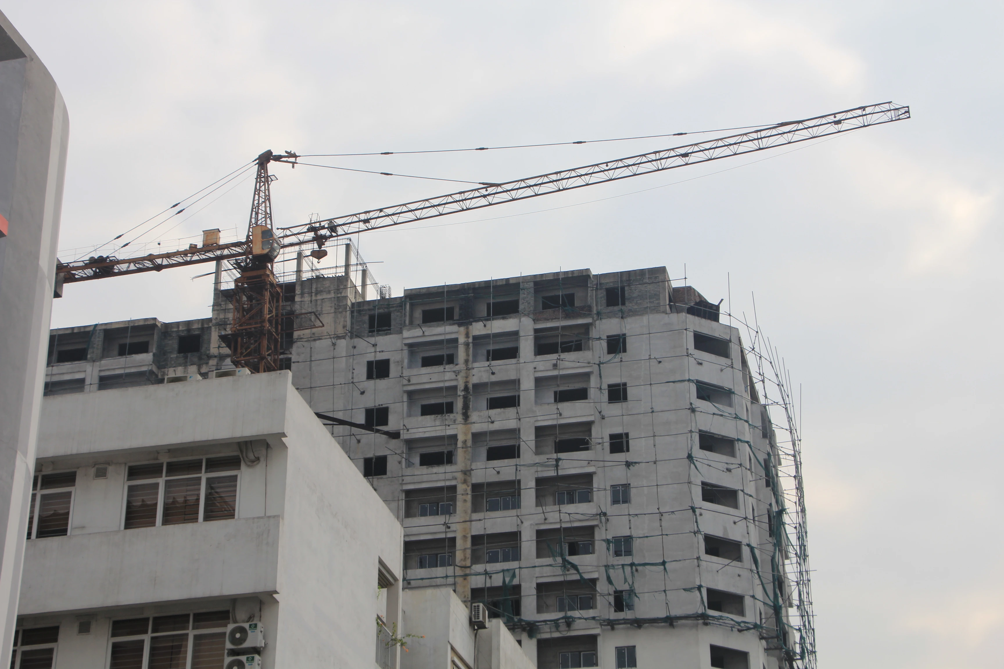 Dự án Diamond Blue “treo” tính mạng người dân trên cẩu trục tháp